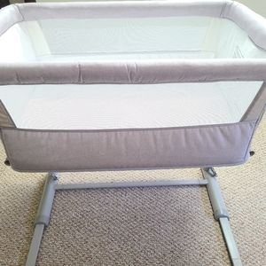 Baby bedside bassinet